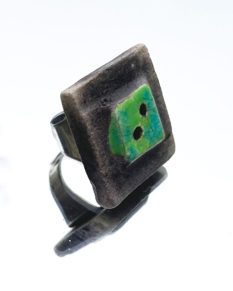 Anello con pietra raku