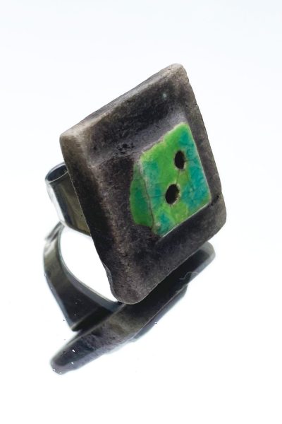 Anello con pietra raku